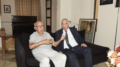 صورة عشية تنقله إلى الخارج لمواصلة العلاج..وزير المجاهدين يزور المجاهد المدعو “الرائد عزالدين”