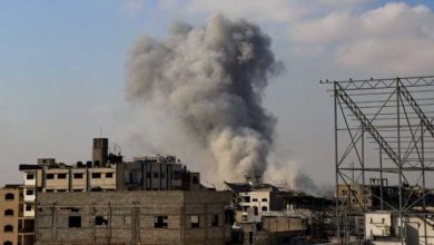 صورة عشرات الآلاف من النازحين في الشوارع بلا خيام أو مأوى..شهداء بنيران الاحتلال ونسف مبان في غزة