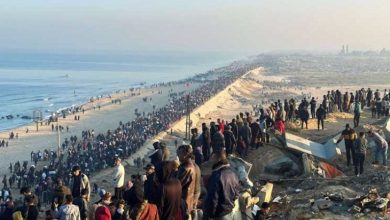 صورة صنعوا مشاهد ملحمية : النازحون يعودون إلى شمال قطاع غزة مشيا على الأقدام
