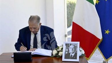صورة قوجيل يوقع على سجل التعازي إثر وفاة رئيس ايطاليا الأسبق جورجيو نابوليتانو