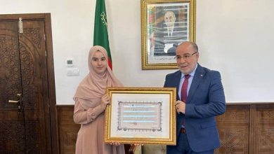 صورة توجت بالمرتبة الثالثة في المسابقة الدولية للقرآن الكريم بدبي..وزير الشؤون الدينية يكرم المتسابقة ياسمين ولد دالي