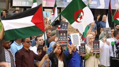 صورة الجزائر العاصمة : وقفة تضامنية تنديدا باغتيال الاحتلال الصهيوني للصحفيين الفلسطينيين بغزة
