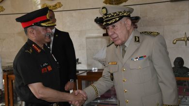 صورة الفريق أول شنقريحة يستقبل رئيس أركان القوات البرية الهندية :  بحث سبل التعاون العسكري والأمني بين الجزائر والهندي