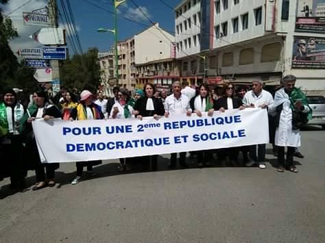 صورة الأطباء، المحامون، الطلبة وعمال سونلغاز بتيزي وزو يتظاهرون ضد الانتخابات