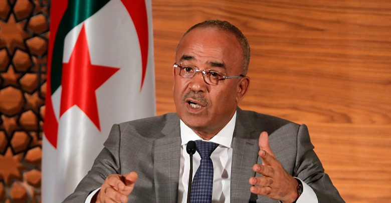 صورة الوزير الأول يتحادث مع نظيره النيجيري