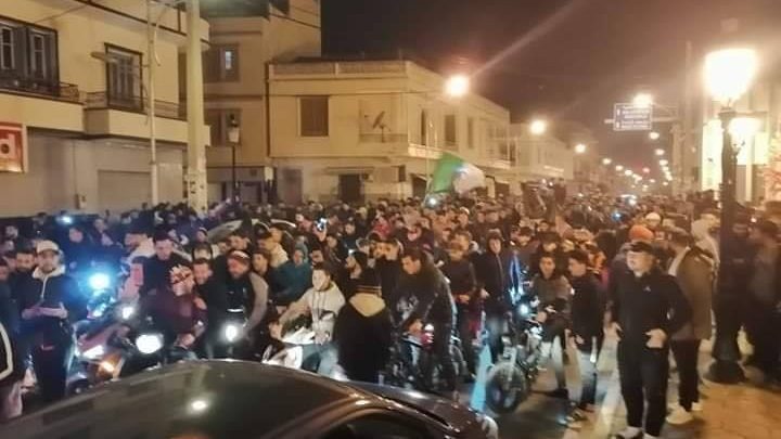 صورة مظاهرات ليلية في العاصمة للمطالبة بتغيير النظام