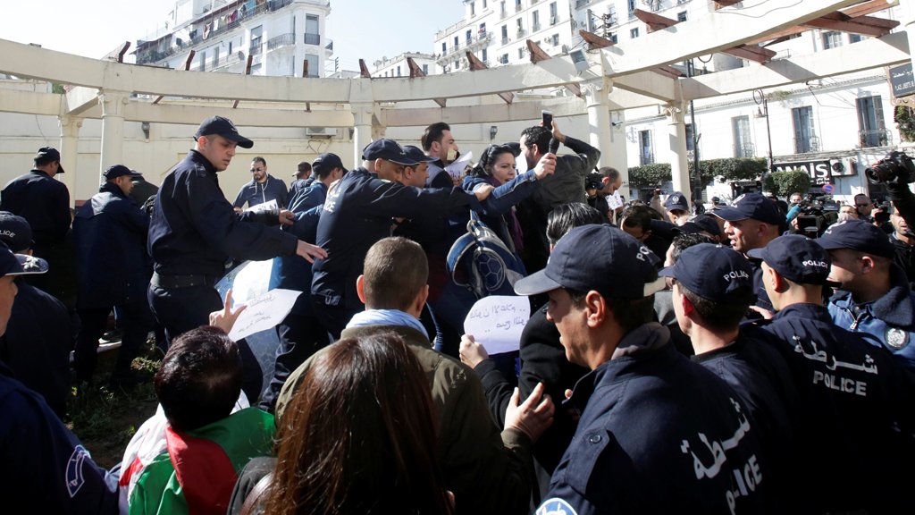 صورة صحافيون يحتجون بساحة حرية الصحافة ضد الاعتداءات المتكررة