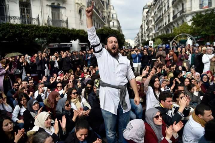 صورة صحيفة الاتحاد الإماراتية: الشباب الجزائري يحلم بالهجرة تحت ضغوط الأزمة الاقتصادية