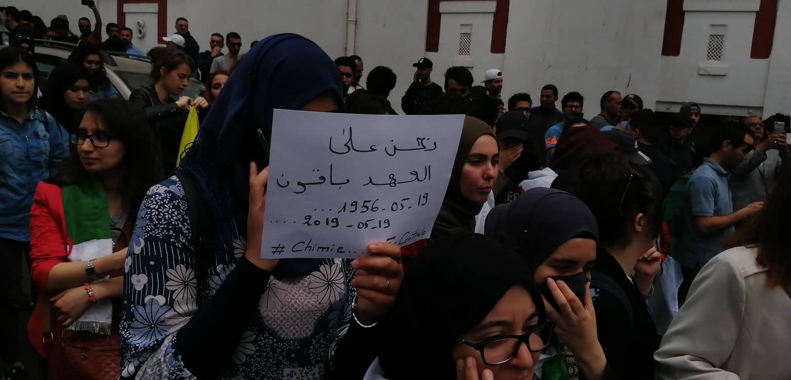 صورة الطلبة يطالبون بإلغاء الانتخابات وتنحي رموز النظام
