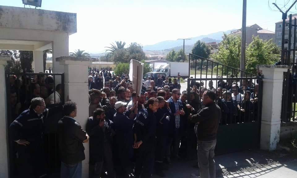 صورة عمال مؤسسة “أونيام” في إضراب مفتوح بتيزي وزو