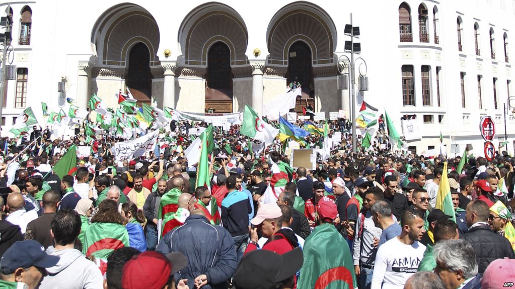 صورة الصيام لم يمنع الجزائريين من الشارع في الجمعة الـ 12