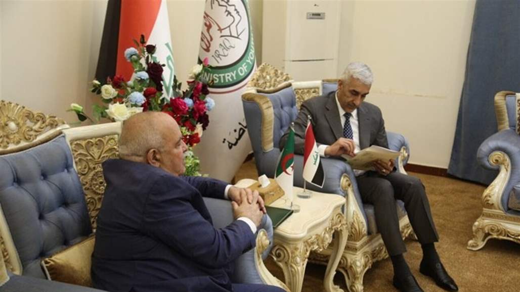 صورة سفير الجزائر بالعراق يسلم وزير الشباب العراقي وثيقة تعاون