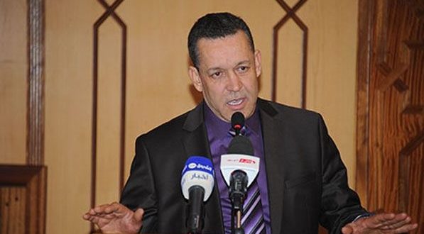 صورة بخليلي يتعهد بإلغاء وزارات إذ توج رئيسا