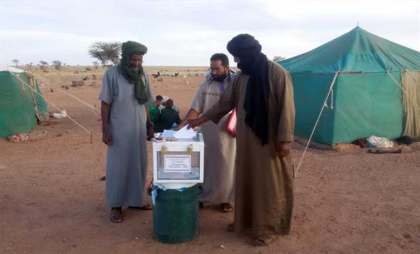 صورة مظاهرات داعمة وأخرى رافضة للانتخابات مع بدء تصويت البدو الرحل