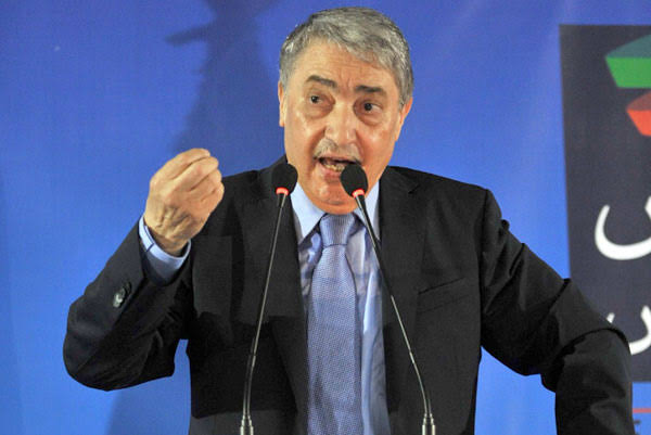 صورة بن فليس ينسحب من الحياة السياسية، ويسلم المشعل للشباب