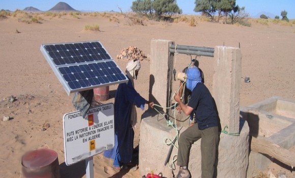 صورة آبار رعوية بالطاقة الشمسية لفائدة البدو الرحل بمبادرة من الهلال الأحمر الجزائري بأدرار