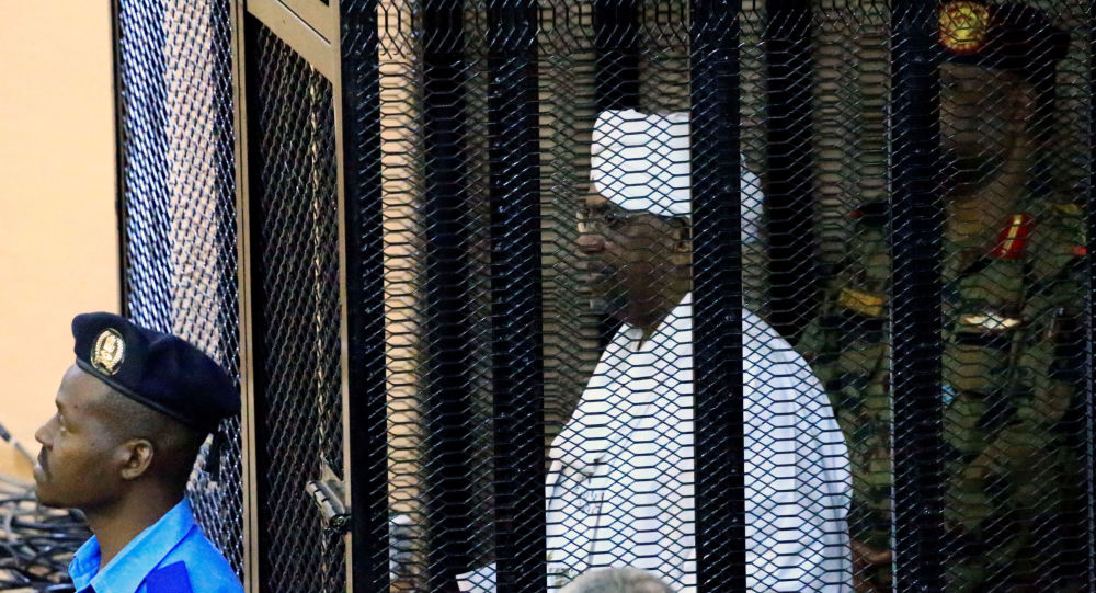 صورة الحكم بسنتين سجنا في حق الرئيس السوداني السابق البشير بتهمة الفساد