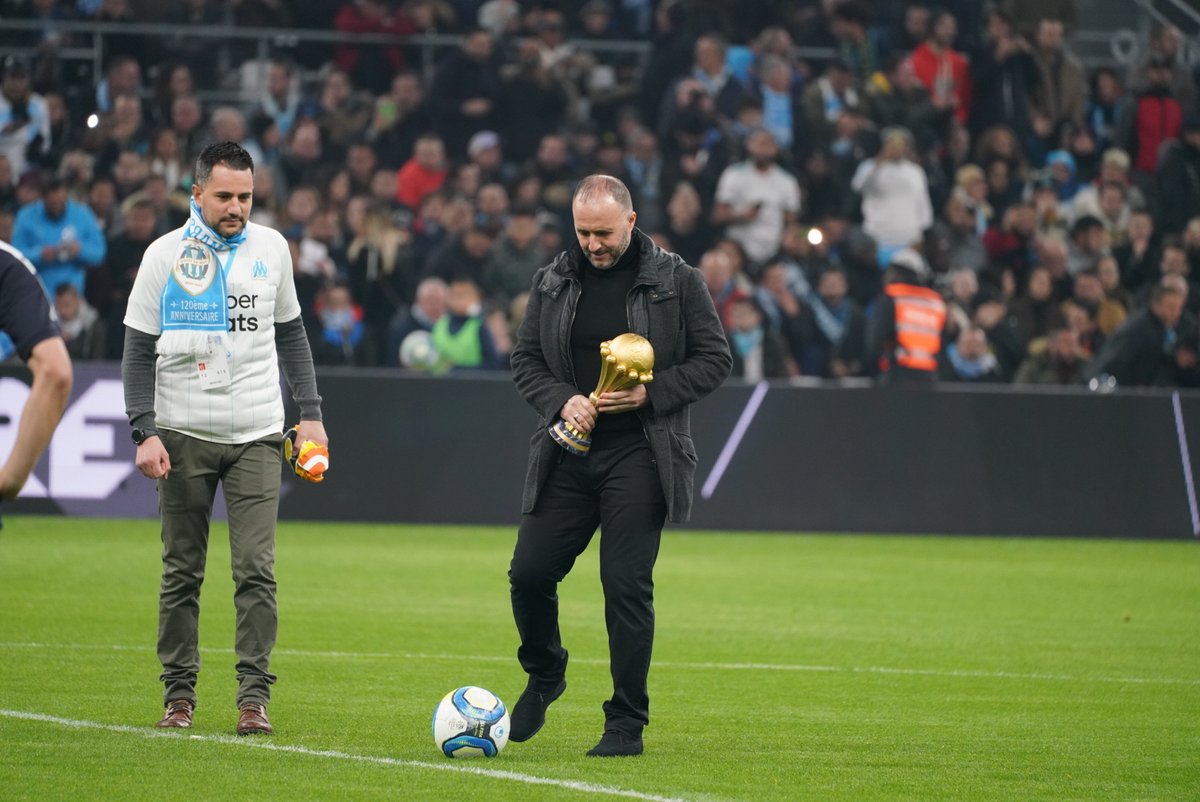 صورة بلماضي يرفع كأس أمم أفريقيا أمام جماهير مارسيليا في ليلة التكريم