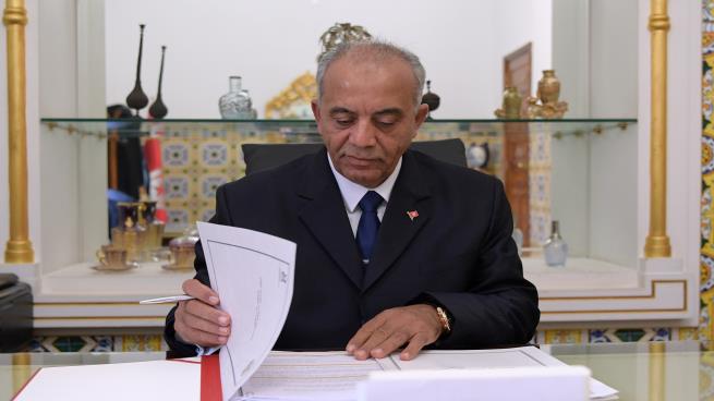 صورة رئيس الحكومة التونسية يطلب شهراً إضافياً لتشكيل حكومته