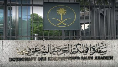 صورة توقيف شخص هدد بتفجير مقر سفارة السعودية بالجزائر