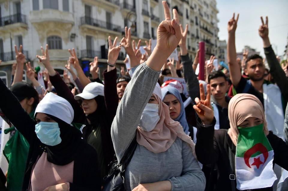 صورة الرئيس تبون يجدد التزامه بالعمل “بكل تفان على تحقيق طموحات الحراك الشعبي”