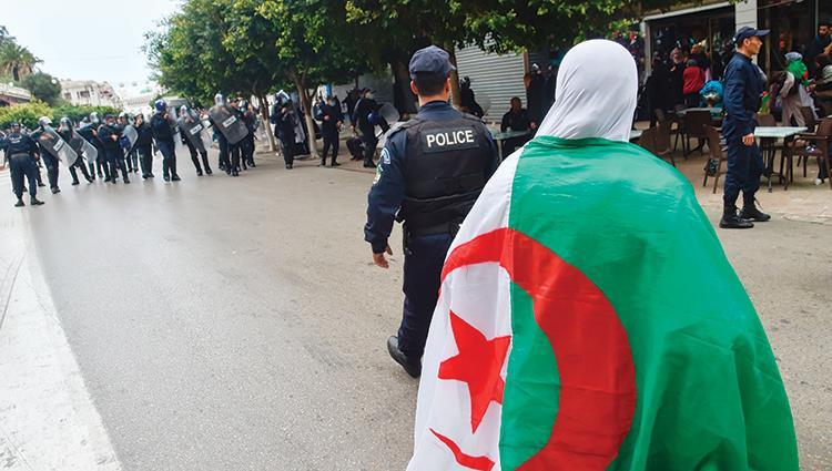 صورة تساؤلات في الشارع الجزائري هل يتوقف الحراك الشعبي؟