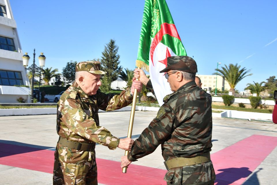 صورة اللواء شنقريحة يشرف اليوم على تنصيب القائد الجديد للقوات البرية