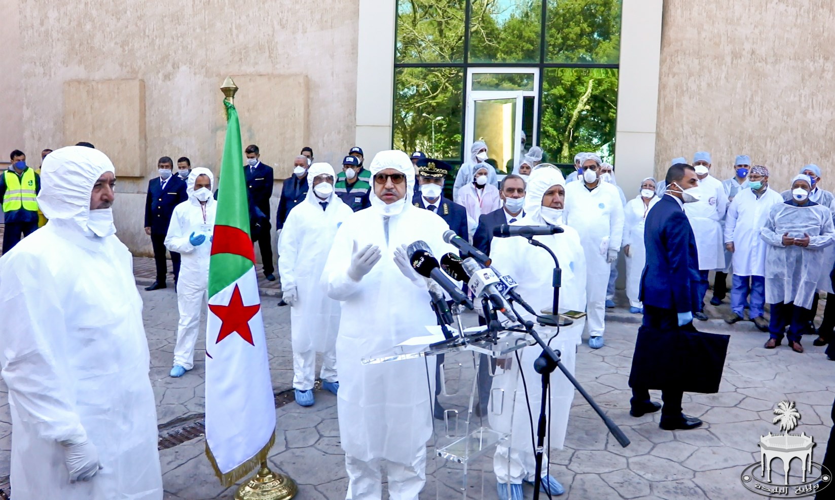 صورة الوزير الأول: الدولة “لن تتخلى عن أي أسرة جزائرية”