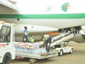 صورة وصول المساعدات الإنسانية المقدمة من طرف الهلال الأحمر الجزائري إلى النيجر