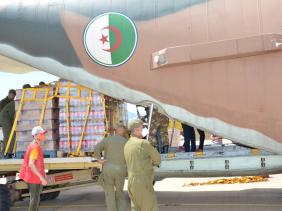 صورة طائرة عسكرية تنقل 29طنا من المواد الغذائية و الصيدلانية إلى شعب النيجر