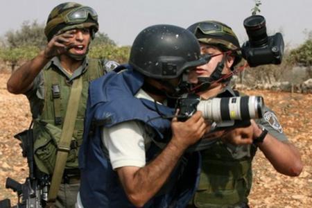 صورة الصحافيون الفلسطينيون. .  معاناة متواصلة بفعل ملاحقة الاحتلال