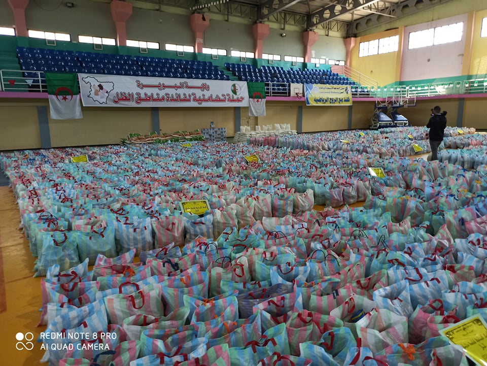 صورة البويرة: توزيع 4000 طرد من مواد غذائية على العائلات المعوزة في مناطق الظل