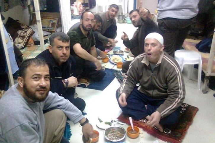 صورة الأسرى في رمضان.. موائدهم المتواضعة تفتح شهية ذكريات موائد عائلاتهم