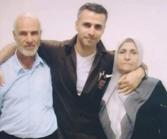 صورة الأسير فى السجون الصهيونية “أسامة الأشقر” يرثي والدة كيف أرثيكَ