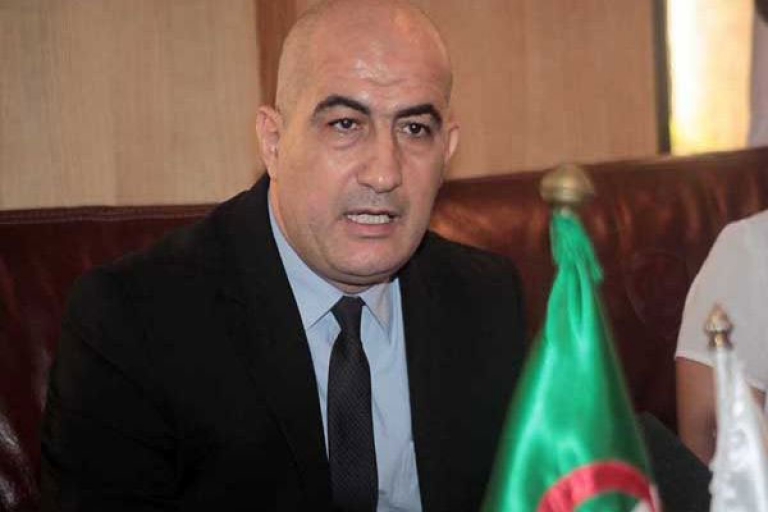 صورة المحافظة السامية للأمازيغية ترفع تقريرا لرئيس الجمهورية