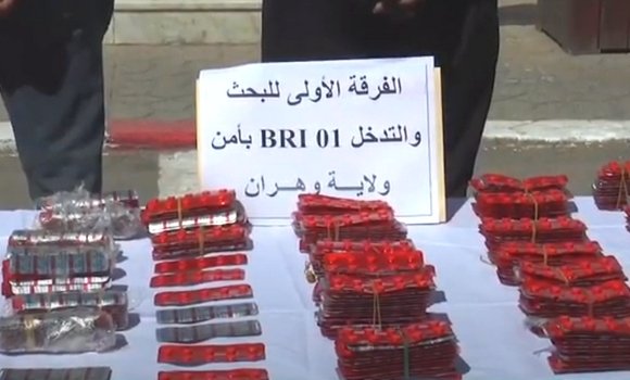 صورة وهران: تفكيك شبكة عابرة للحدود مختصة في ترويج المؤثرات العقلية وحجز 19600 قرص مهلوس