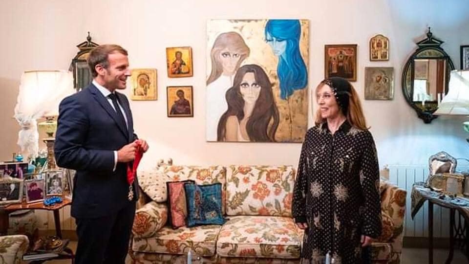 صورة الرئيس ماكرون يمنح الفنانة اللبنانية فيروز وسام”جوقة الشرف”