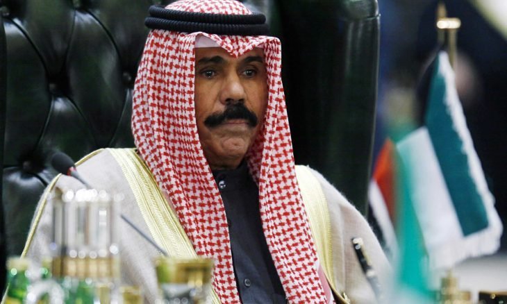 صورة أمير الكويت يجدد ثقته في الحكومة