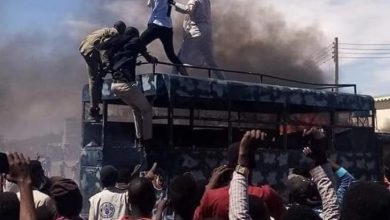 صورة احتجوا على الأوضاع الاقتصادية المتردية.. الشرطة السودانية تطلق الغاز لتفريق متظاهرين بمدينة نيالا