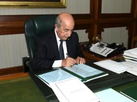 صورة رئيس الجمهورية يوقع المرسوم المتعلق بحل المجلس الشعبي الوطني