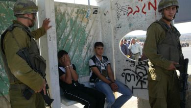 صورة خمسة أسرى فتية يروون معاناتهم خلال عملية اعتقالهم