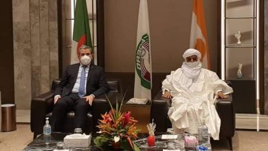 صورة جراد وبوقادوم اليوم في حفل تنصيب الرئيس المنتخب النيجيري