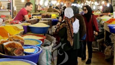 صورة باتنة: سوق الرحبة مقصد ربات البيوت لاختيار توابل مائدة رمضان