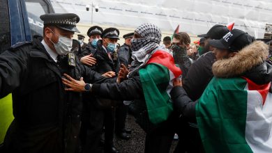 صورة السلطات البريطانية تحقق مع شرطية هتفت لفلسطين