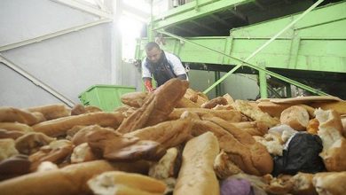 صورة أصناف متنوعة من الخبز ترمى بوهران