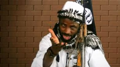 صورة زعيم “بوكو حرام” يقتل نفسه بعبوة ناسفة لتجنب الأسر من قبل داعش