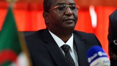 صورة اطلاق سراح وزير السياحة السابق عبد القادر بن مسعود