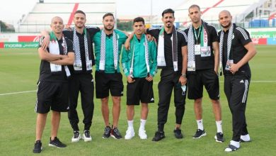 صورة دخول المنتخب الوطني لملعب تشاكر بالكوفية الفلسطينية وقمصان تحمل  الأسماء بالعربية