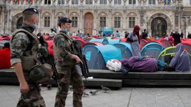 صورة فرنسا: إجلاء مهاجرين نصبوا خيامهم أمام مقر بلدية باريس