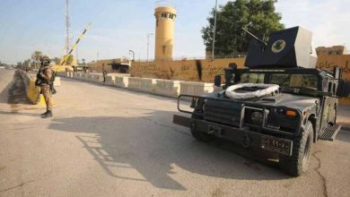 صورة إصابة ثلاثة أشخاص في هجوم بـ 14 صاروخا